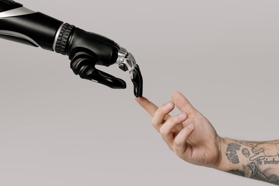 Ljudska ruka dodiruje robotsku ruku